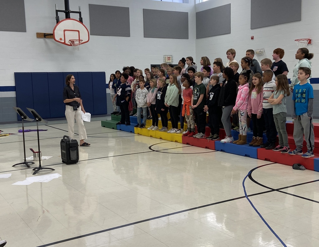 4th grade students singing.
